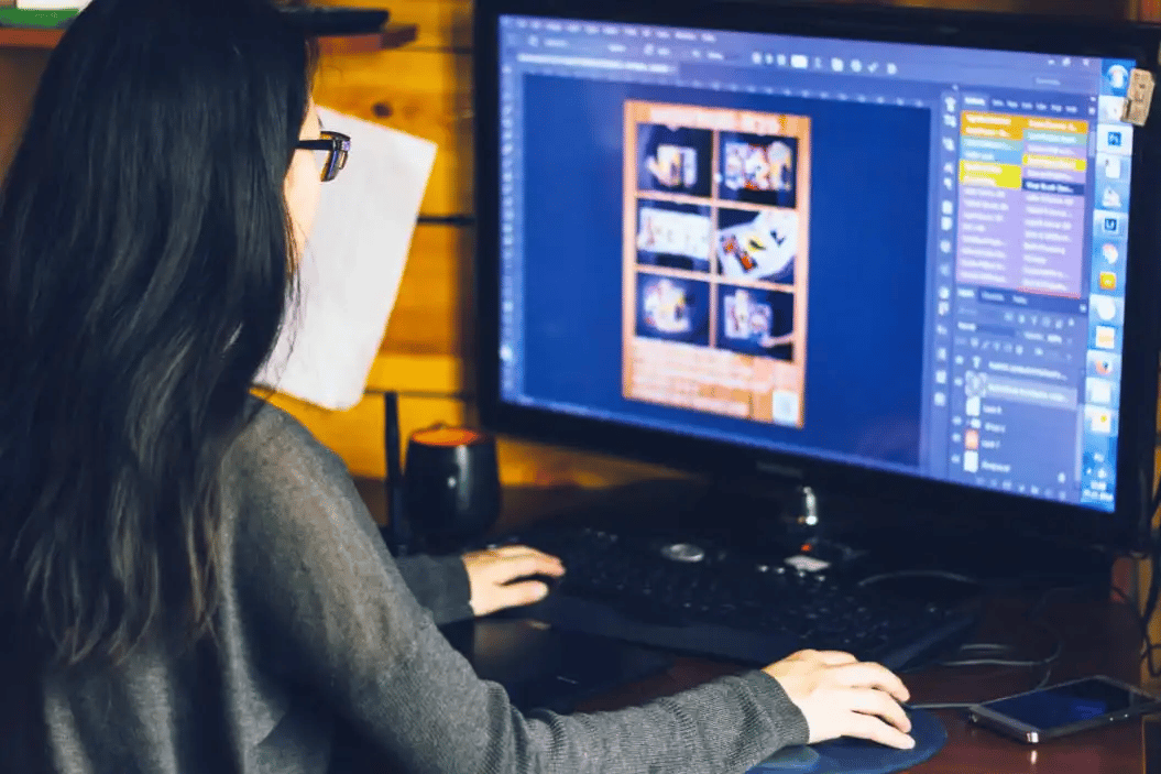 designer-girl-works-in-photoshop_t20_WQ1Adg 2